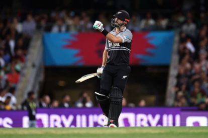 Daryl Mitchell's fifty nudges New Zealand to a fighting total