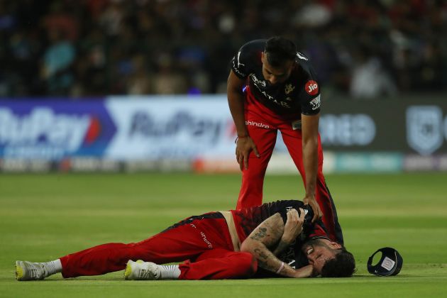 Reece Topley clutches his shoulder in pain.