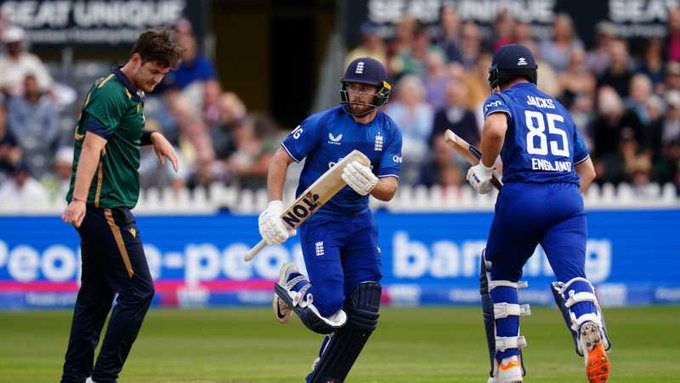Phil Salt clobbers Mark Adair for 18 runs in four deliveries