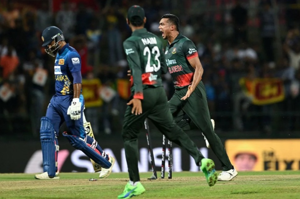 Taskin Ahmed breached Dimuth Karunaratne's defences.