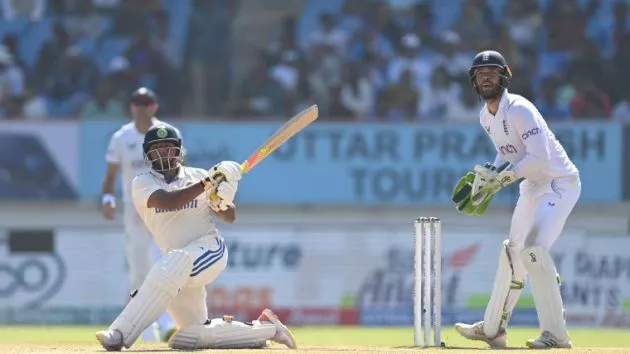 Sarfaraz picks the bones out of Root's overpitched delivery