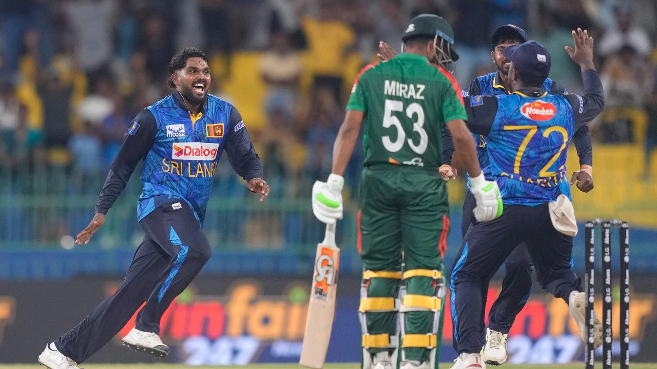 Wanindu Hasaranga celebrates the wicket of Mahedi Hasan.